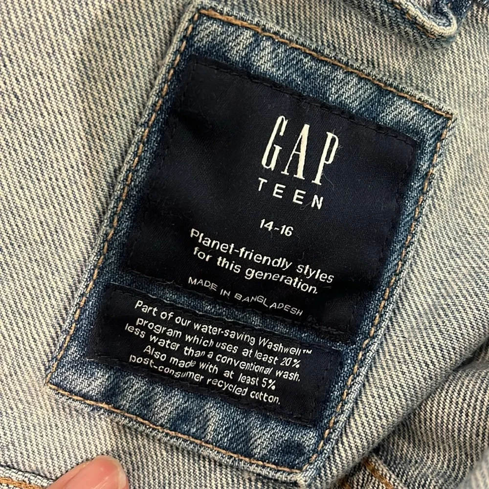Like NEW! Gap teen oversized light wash  jean jacket size small (14-16 teen )